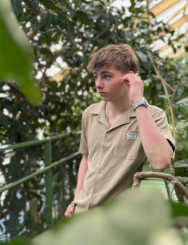 Tienermodel met donkerblond haar Noah Bo.