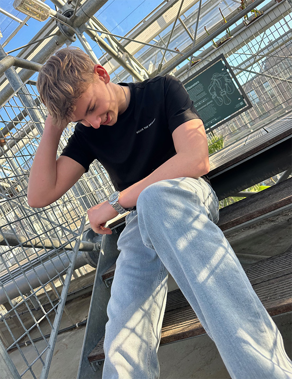 Tienermodel met donkerblond haar Noah Bo.
