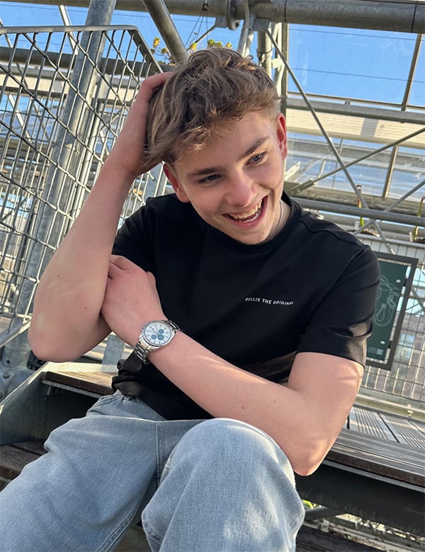 Tienermodel met donkerblond haar Noah Bo.