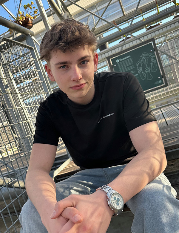 Tienermodel met donkerblond haar Noah Bo.