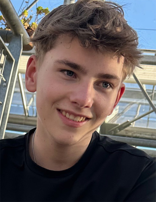 Tienermodel met donkerblond haar noah bo.