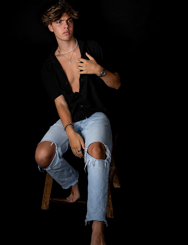 Tienermodel met kort bruin haar Noah G.