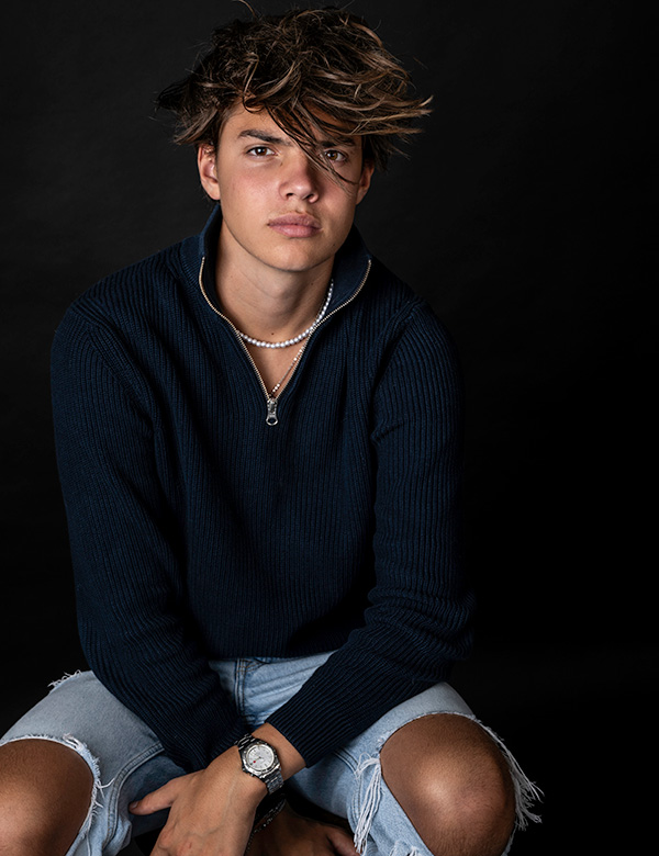 Tienermodel met kort bruin haar Noah G.