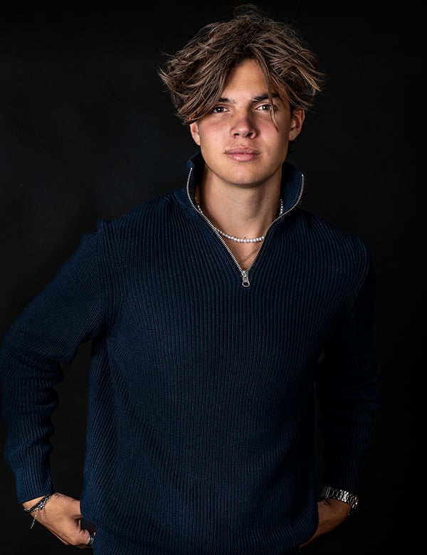 Tienermodel met kort bruin haar Noah G.