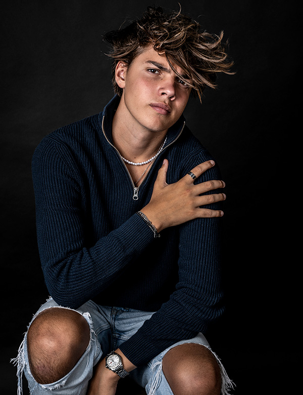 Tienermodel met kort bruin haar Noah G.
