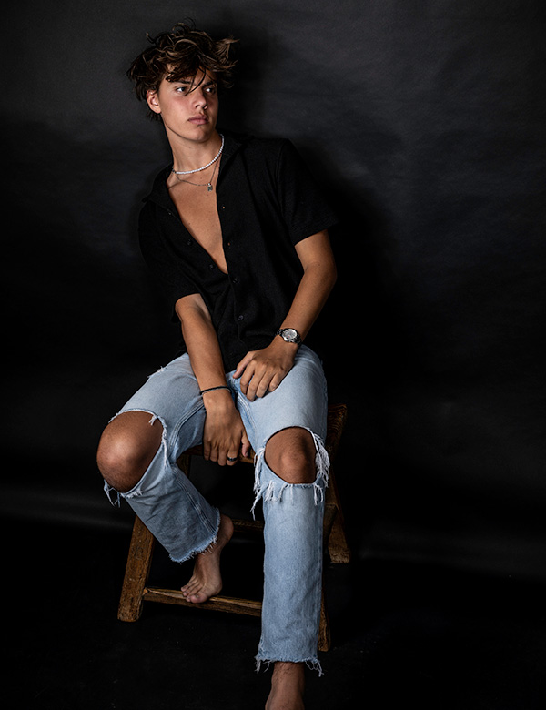 Tienermodel met kort bruin haar Noah G.