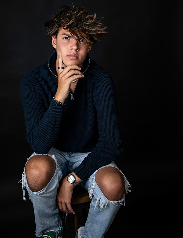 Tienermodel met kort bruin haar Noah G.