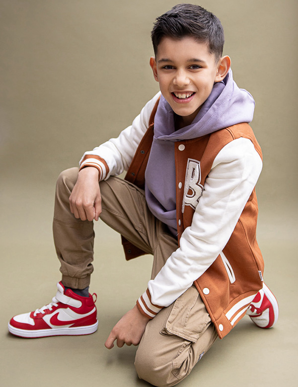 Kinderlijk model met bruin haar Noah M.