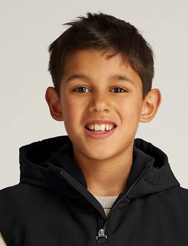 Kindermodel jongen kort donker haar Noah