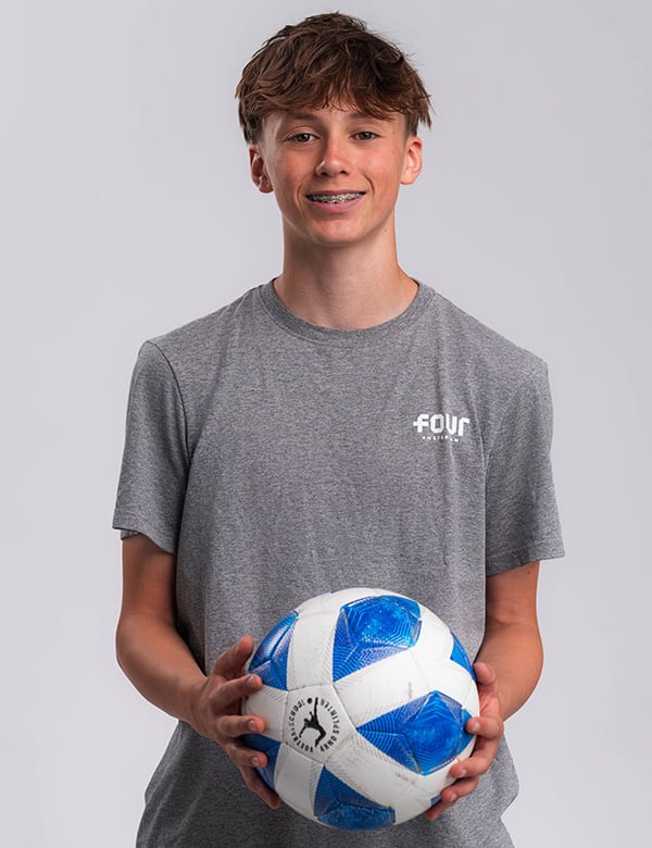 Tienermodel met blond haar Noah Na.
