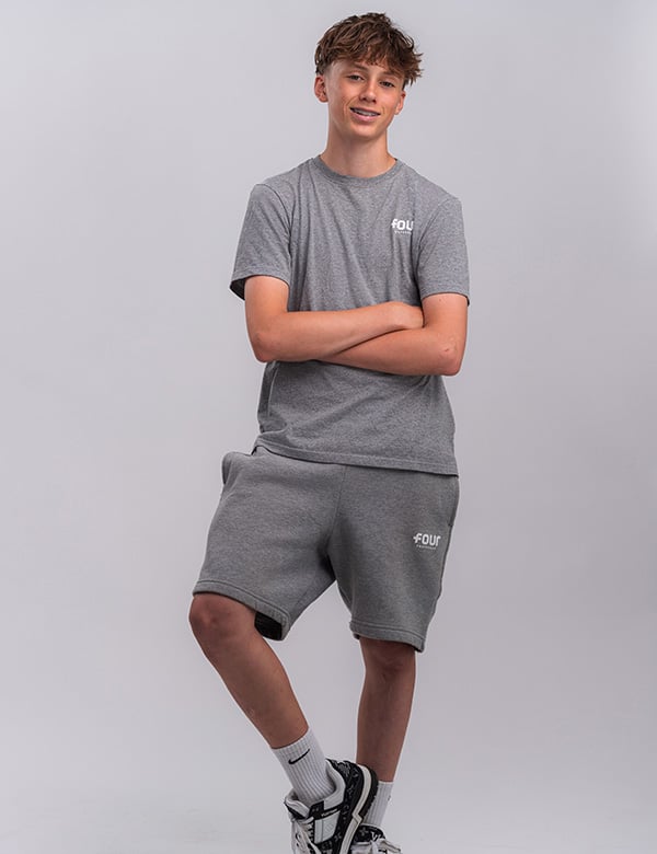 Tienermodel met blond haar Noah Na.