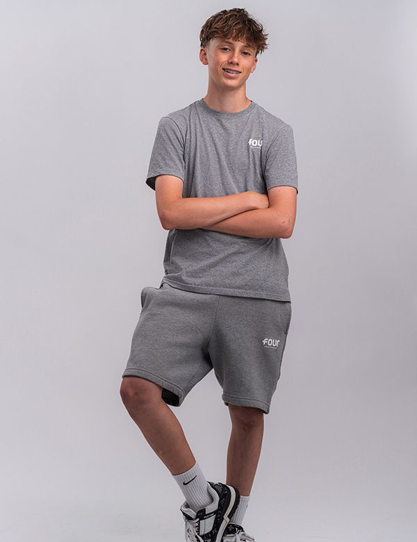 Kinderlijk model met donkerblond haar Noah Na.