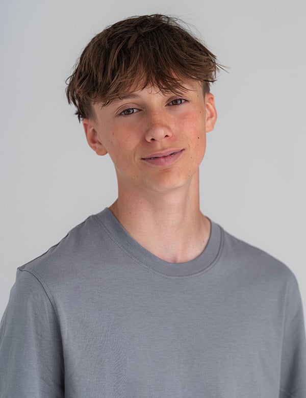 Tienermodel met blond haar Noah Na.