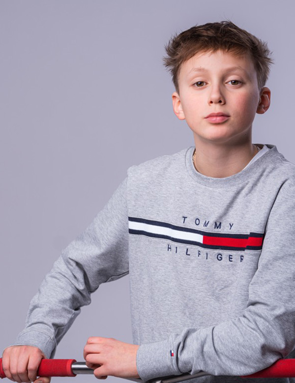 Kindermodel jongen kort donkerblond haar Noah