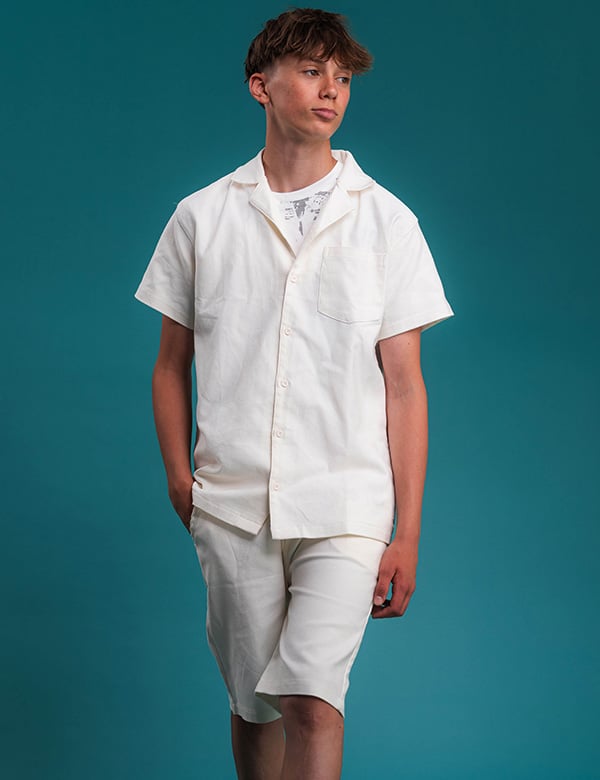 Tienermodel met blond haar Noah Na.