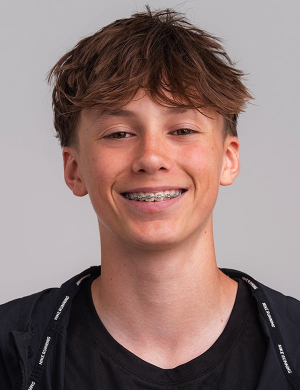 Tienermodel met blond haar noah na.