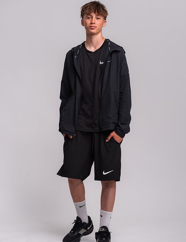 Tienermodel met blond haar Noah Na.