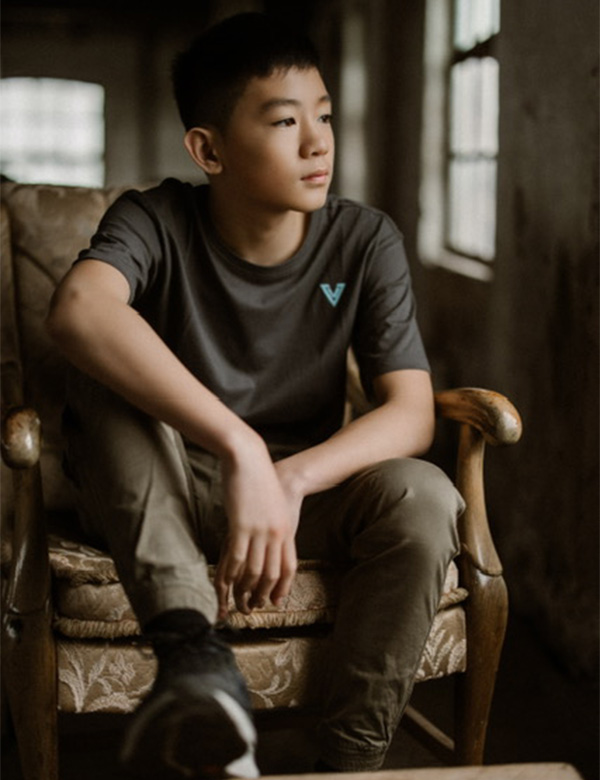 mannelijk model met bruin haar Noah w.