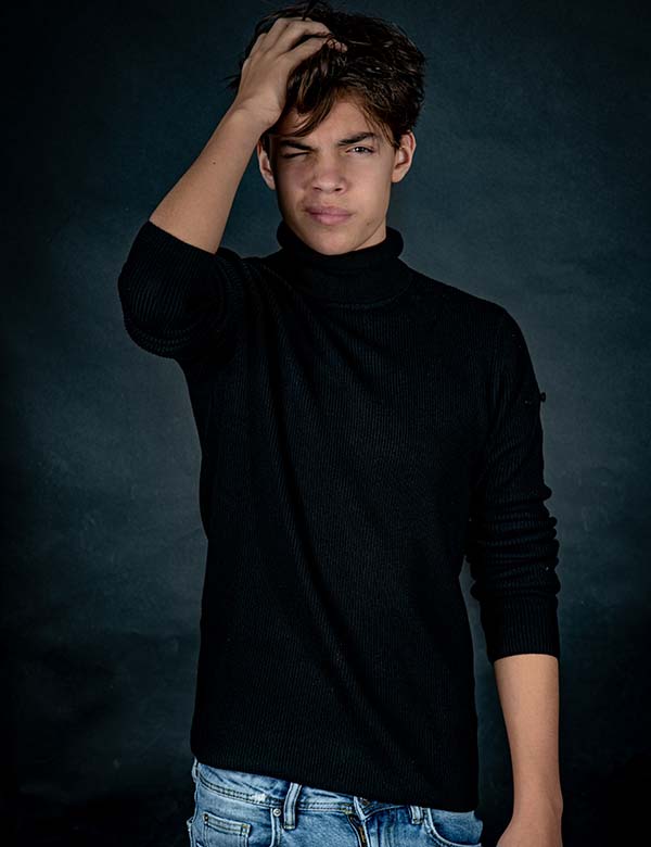Tienermodel met bruin haar Noah