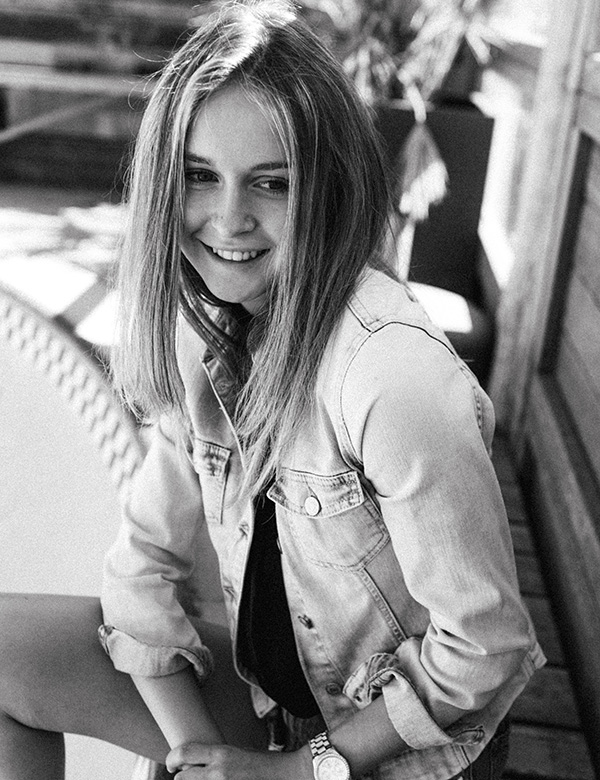 Tienermodel met donkerblond haar Noemie H.