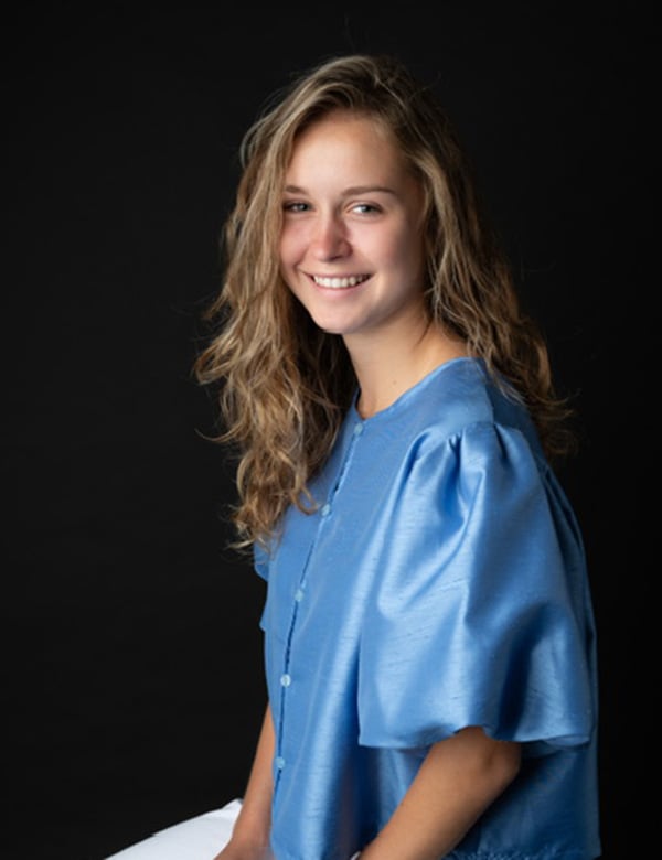 Tienermodel met donkerblond haar Noemie H.