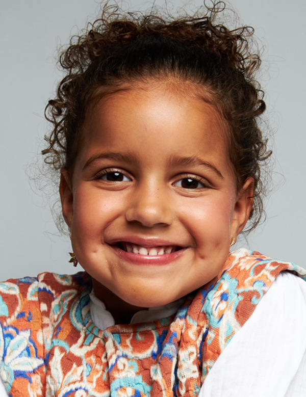 Kindermodel met krullend haar noor