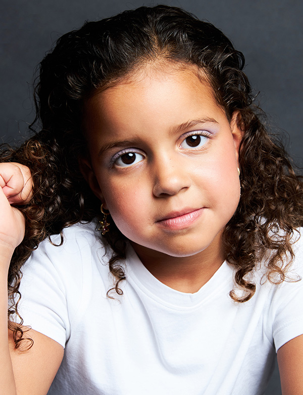 Kindermodel met krullend haar Noor