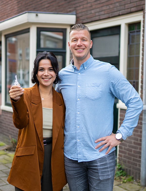 Vrouwelijk model met donkerbruin haar Noor