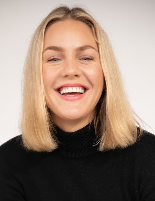 Vrouwelijk model met blond haar noor