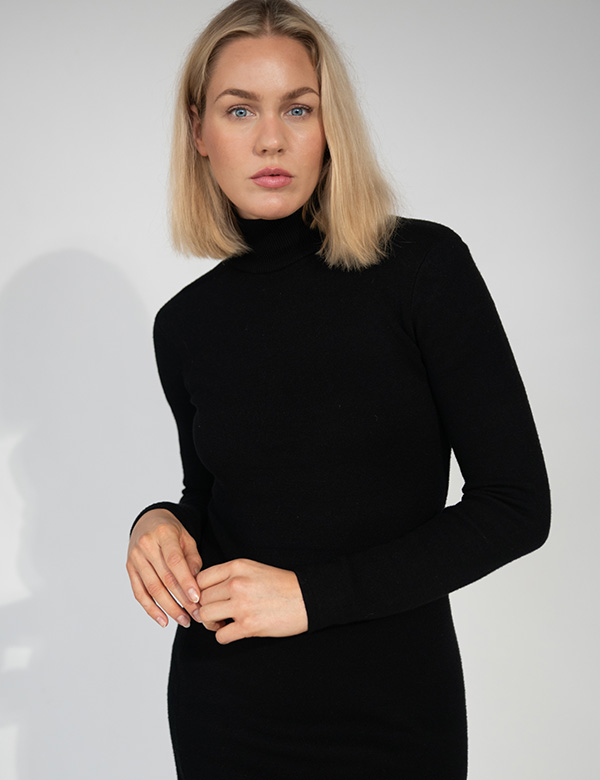 Vrouwelijk model met blond haar Noor