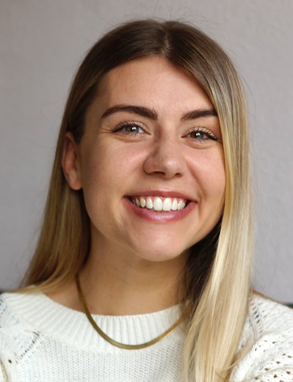 Vrouwelijk model met blond haar Nori