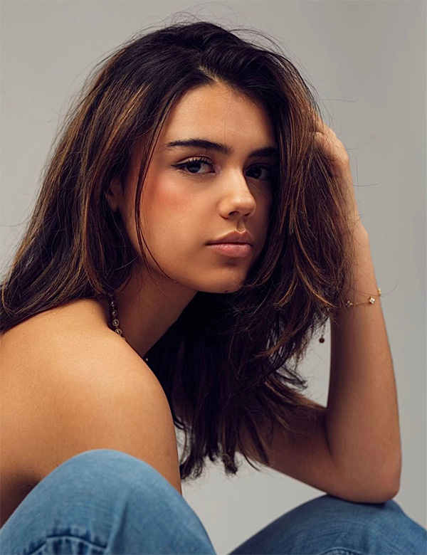 Vrouwelijk model met bruin haar Nova V.