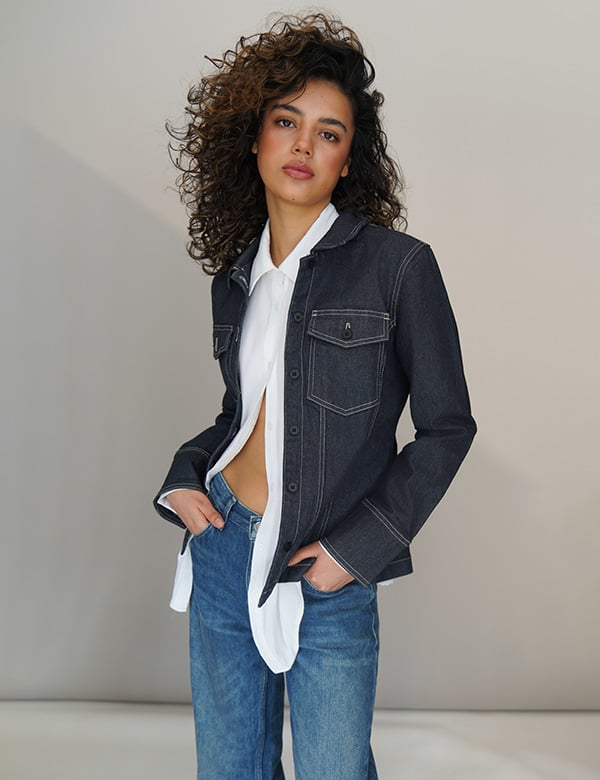 vrouwelijk model met donker haar Nova V.