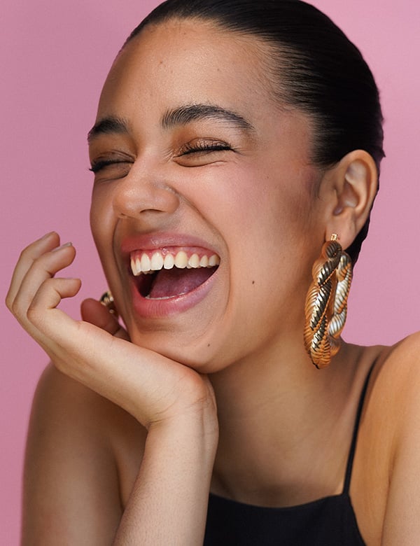 vrouwelijk model met donker haar Nova V.