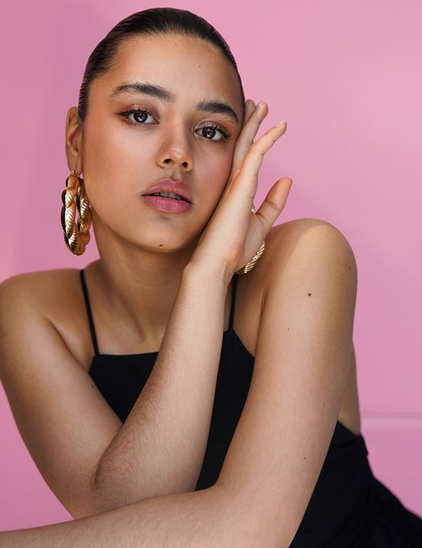 vrouwelijk model met donker haar Nova V.