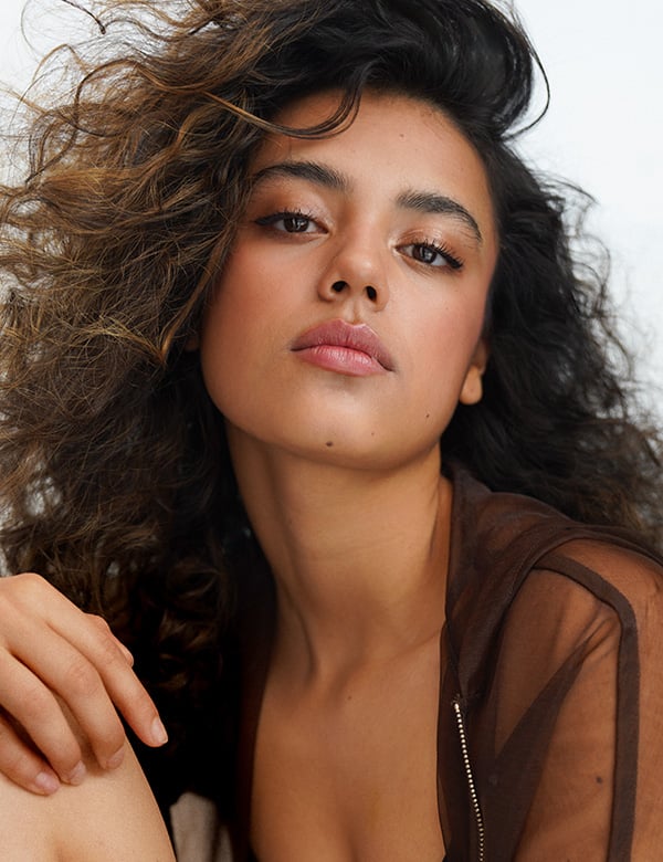 vrouwelijk model met donker haar Nova V.