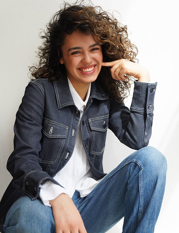 vrouwelijk model met donker haar Nova V.