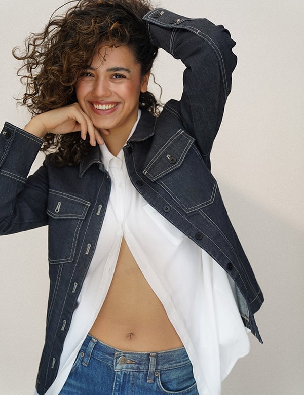 vrouwelijk model met donker haar Nova V.