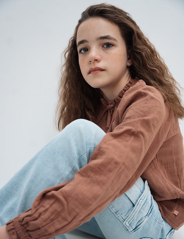 Kindermodel met lang bruin haar Nynthe S.