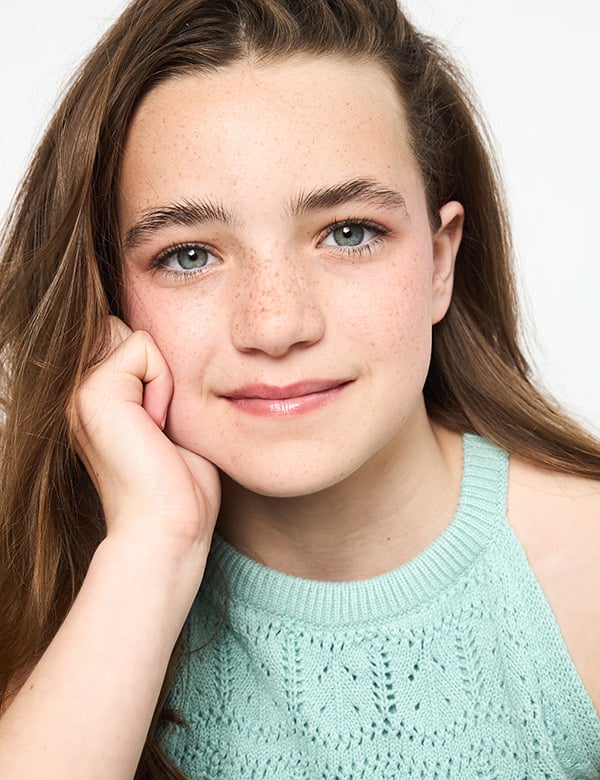 Kinderlijk model met donkerbruin haar en blauw-grijze ogen Nynthe.