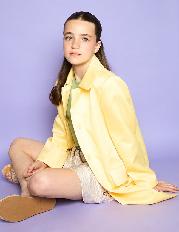 Kinderlijk model met donkerbruin haar en blauw-grijze ogen Nynthe.