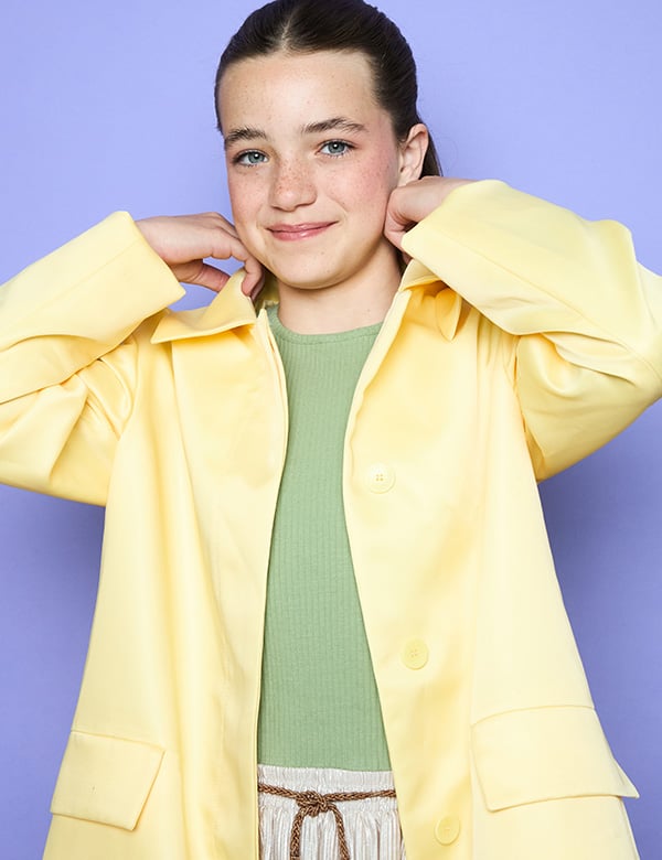 Kinderlijk model met donkerbruin haar en blauw-grijze ogen Nynthe.