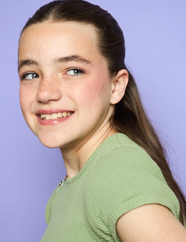 Kinderlijk model met donkerbruin haar en blauw-grijze ogen Nynthe.