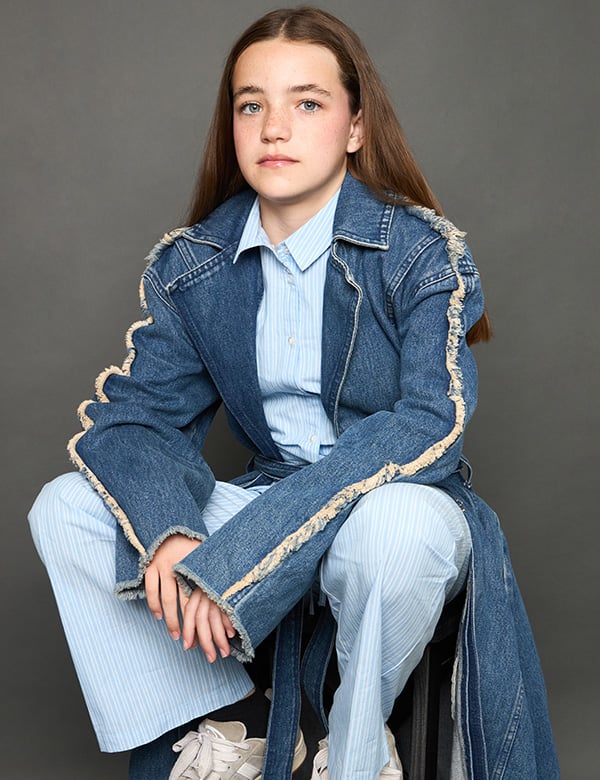 Kinderlijk model met donkerbruin haar en blauw-grijze ogen Nynthe.