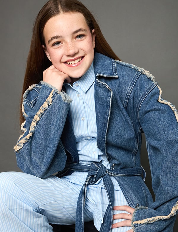 Kinderlijk model met donkerbruin haar en blauw-grijze ogen Nynthe.