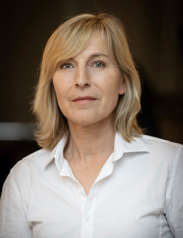Vrouwelijk model met blond haar.
