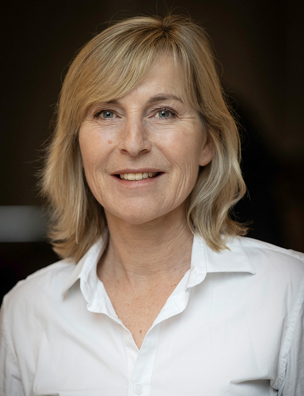Vrouwelijk model met blond haar.