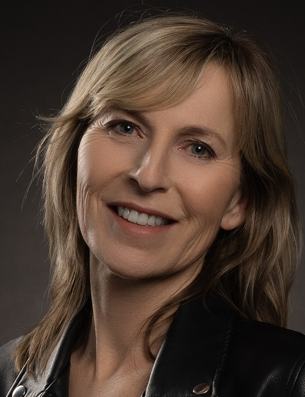 Vrouwelijk model met blond haar odile