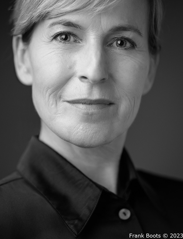 vrouwelijk model met blond haar Odile