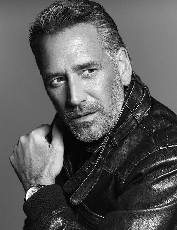 Mannelijk model met bruine ogen Okke.